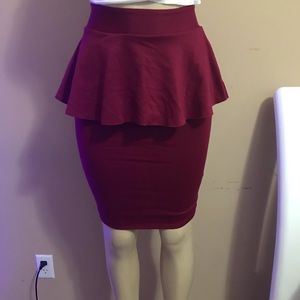 Tea n Rose Burgundy Women’s Skirt With Back Zipper Size 3 Preloved